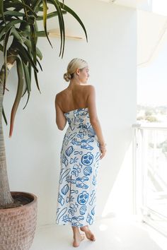 This Amalfi Coast Linen Printed Strapless Dress features a stunning blue print inspired by a soirée on the Amalfi Coast. The strapless design and waist-hugging tie detail provide a flattering and stylish silhouette. Strapless Printed Dress For Brunch, Blue Beach Dress With Straight Neckline, Blue Dress With Straight Neckline For Beach, Blue Straight Neckline Dress For Beach, Blue Strapless Midi Dress For Brunch, Blue Vacation Dress With Straight Neckline, Printed Strapless Dress For Brunch, Blue Dress With Straight Neckline For Vacation, Blue Dresses With Straight Neckline For Vacation