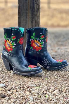 Mexican Boots, Cowgirl Clothes, Beautiful Boots, Quince Dresses, Night On The Town, Cowboy Cowgirl, Shoe Closet, Cool Boots, Shoes And Boots