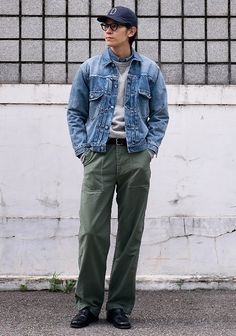 Outfit Casual Pria, Gray Sweatshirt Outfit, Sweatshirt Outfit Men, Chambray Shirt Outfits, Cargo Pants Outfit Men, Utility Trousers, Grey Denim Jacket