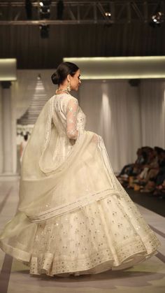 Simple White Pakistani Bridal Dress, White Indian Wedding Dress, White Anarkali Dress, Party Wear Casual, Nova Fashion, Work Outfit Ideas, White Bridal Dresses