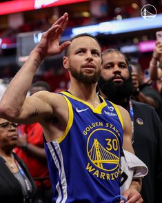 the golden state warriors'stephen curry is applauded by fans at an event