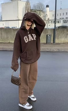 Puffy Sweater Outfit, Neutral Streetwear, Streetwear Fashion Summer, Baggy Aesthetic, Street Style Clothing, Crewneck Outfit, Moda Grunge, Skate Fits