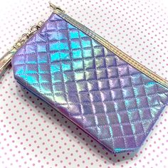 Rainbow Iridescent Pastel Purple Makeup Bag / Oil Slick Cosmetics Bag Offers Welcome! This Light Purple Rainbow Iridescent Makeup Bag / Clutch Is Gorgeous! The Iridescent Quilted Fabric Sparkles The Colors Of The Rainbow. A Lovely Cosmetics / Makeup Bag W Oil Slick Type Finish. Comes W/ Holographic Gold Strap For Use As Iridescent Clutch. Zipper Closure. New! This Pastel Purple Iridescent Bag Is Perf If You Live For All Things Kawaii, Unicorns, Rainbows, 90s Or Fairy Kei! Offers Welcome! Pastel Purple Makeup, Iridescent Makeup, Denim Clutch Bags, Red Clutch Purse, Magazine Clutch, Quilted Makeup Bag, Transparent Clutch, Holographic Gold, Rainbow Iridescent