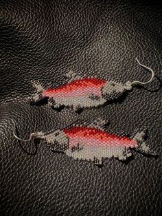 salmon earrings made with size 15 seed beads. Salmon Aesthetic, Native American Beadwork Patterns, Fish Beads, Beaded Earrings Diy, Craft Craft, Native American Beadwork, Creepy Crawlies, Beaded Earrings Patterns, Beadwork Patterns