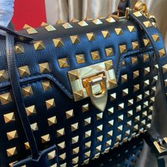 Size: 22cm*17cm*9cm It comes with Dust box, Care manual, Tag, and Paper bag. Black Luxury, Individual Style, Tote Backpack, Cute Bag, Crossbody Shoulder Bag, Louis Vuitton Damier, Backpack Bags, Luxury Bags, Calf Skin