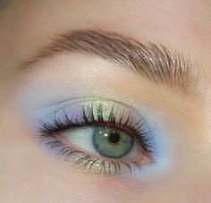 Subtle Light Blue Makeup Looks, Powder Blue Makeup, Subtle Eyeshadow Looks, Simple Blue Eyeshadow Looks, Simple Colorful Makeup, Maquillage Yeux Cut Crease, Pastel Eyeshadow, Drag Make-up