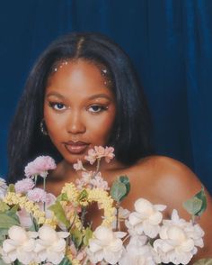 Iconic Black Women Photos, Flower Graduation Photoshoot, Black Women Flower Photoshoot, Graduation Pictures Artist, Natural Birthday Photoshoot, Soft Glam Photoshoot Black Women, Flower Photoshoot Birthday, Flowers Photo Shoot Ideas, Pearls On Face Photoshoot