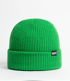 La beanie NOPé, un indispensable qui se combine parfaitement avec la capuche. Idéale autant en ville que dans les grands espaces, elle est fabriquée à partir de fibres respirantes et d'un tricot non doublé.