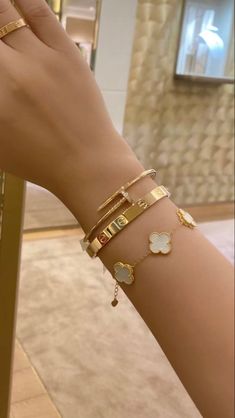 Random Clothing, Expensive Jewelry Luxury, Wrist Jewelry, Luxe Jewelry, Jewelry Accessories Ideas, Girly Accessories, Gold Bracelets, Jewelry Fashion Trends, Classy Jewelry