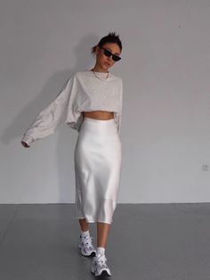 Tube Skirt Outfit, Silk Midi Skirt Outfit, Midi Skirt Outfits Summer, White Satin Skirt, Skirt Outfit Casual, Skirt Outfits Aesthetic, Satin Skirt Outfit, Spring Skirt Outfits, Skirt Outfit Summer