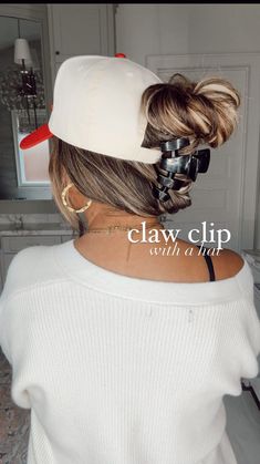 How To Style Hair With Trucker Hat, Hair Clip With Ball Cap, Baseball Cap Swimsuit Outfit, Womens Hat Hairstyles, How To Wear Trucker Hats For Women, Hairstyles With Trucker Hat, Hair Clip With Hat, Hat Claw Clip Hack, Trucker Hat Hairstyles Long Hair