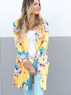 Your favorite long cardigan is now available in Floral!! These Long Pocket Cardigans are a MUST have this Spring / Summer. Not only are they so trendy, but they are super comfortable. You will want one in every color! Sizing Small 0-4 Medium 6-8 Large 10-12 XL 12-14 Fall Outerwear Women, Fall Outerwear, Kimono Outfit, Casual Kimono, Loose Cardigan, Floral Pocket, Maxi Skirt Dress, Pocket Cardigan, Every Color