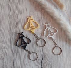 3D printed and self-constructed keychain. The perfect gift or simply a beautiful purchase for personal use. 📦 FREE Shipping! ⚙️ 1-2 days processing time 🖅 1-4 days delivery time 📏 Dimensions: - Length: ~40.5mm - Width: ~47mm - Thickness: ~4mm Material: I only use organic polyester for my prints, which is 100% biodegradable. (PLA, plastic, plastic) Each key fob comes with a key ring and a short chain. PLA is dimensionally stable up to a temperature of 60oC. Avoid storing the figures near heat Bee Keychain, Laser Projects, Keychain Bag, Key Fob, 3d Printed, Key Ring, Key Rings, Keychains, Biodegradable Products