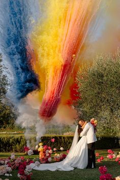 Looking for trendy colorful firework wedding inspo? Look no further than this colorful and romantic wedding in Italy! Photography: Roberto Ramos (https://robinramosphotographer.com/) Firework Wedding, Wedding Fireworks, Wedding In Italy, Italy Photography, Italian Wedding, Italy Wedding, Wedding Deco, Wedding Coordinator, Romantic Wedding