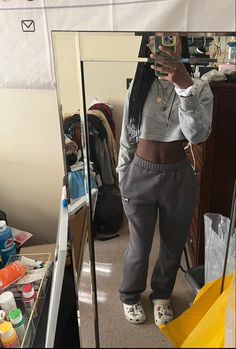 Calm Fits For School, Outfits With Air Forces, Croc Fits, Cropped Sweatshirt Outfit, Grey Sweatpants Outfit, Black Sweatpants Outfit, Gray Sweatpants Outfit, Cozy Sweatpants Outfits, Cool Sweatpants