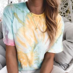 Tie Dye Clothes, Ty Dye, Tie Day, Diy Tie Dye Shirts, Distressed Tshirt, Tie Dye Tops, Diy Tie Dye, Diy Tie, Pastel Tie Dye