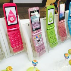 there are many cell phones on display in the store, all different colors and shapes