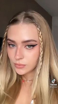 30+ Greatest 90s Hairstyles and Hair Accessories Making a Comeback 21 Coachella Makeup, Eyeliner Ideas, Halloweenský Makeup, Festival Make Up, Graphic Makeup, Smink Inspiration, Makijaż Smokey Eye, Dope Makeup, Colored Eyeliner