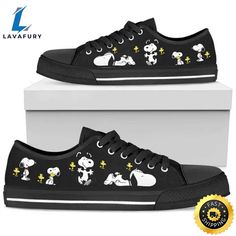 Our unique Snoopy friendship low top converse sneaker style shoes black will brighten up your entire body and take your fashion style to the next level. Choose your size and get ready to hear all the compliments from friends and family and from Snoopy Mailbox, Snoopy Shoes, Painted Converse, Low Top Converse, Printed Shoes, Estilo Indie, Trending Sneakers, Shoe Print, Painted Shoes