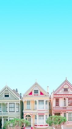 a row of houses with the words tus nuevas portadas written above them