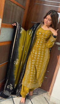 Sardarni Dp, Suits For Women Indian Punjabi, Paint Suit Design For Women, Suit Pic, Simple Indian Suits, Suits For Women Indian, Cotton Suit Designs, Floral Suit, Punjabi Suits Designer Boutique