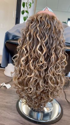 Brunette Curly Hair Highlights Natural, Natural Highlights For Curly Hair, Sandy Curly Hair, Naturally Curly Hair Blonde Balayage, Balayage Hair Blonde On Curly Hair, Natural Curls With Curtain Bangs, Sandy Blonde Highlights Curly Hair, Curly Blonde Balayage Curls, Highlight Lowlight Curly Hair