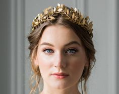 Diadème de feuille d'or Laurier feuille par floraljewellery Gold Hair Crown Head Pieces, Goddess Accessories, Greek Headband, Golden Headpiece, Headband For Bride, Gold Leaf Crown, Month Ideas, Wedding Tiara Hairstyles, Bride Head