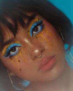 Cool Makeup Designs, Ocean Makeup, Kali Ledger, Alien Make-up, Halloween Women Makeup, Hippie Makeup, Intense Makeup, Make Up Gold