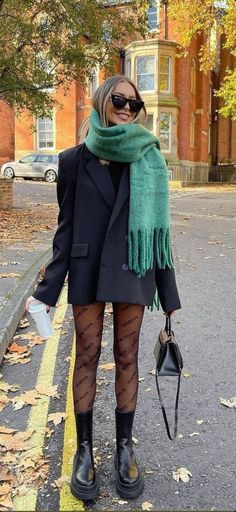 RIIQIICHY Femmes Écharpe Pashmina Châles Etole Hiver Foulard Longues Grande Chauds Écharpes Madrid Outfits, Adrette Outfits, Cold Outfits, Green Scarf, Paris Outfits, Causual Outfits, Mode Inspo, 가을 패션, Autumn Outfit