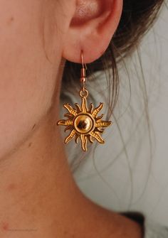 “I've been waiting for you a long time, Alina" He said. "You and I are going to change the world.” Vintage sun pendant, featuring Alina's sun summoner power, on a medium thickness silver hoop. Inspired by Leigh Bardugo's Shadow and Bone trilogy / Grishaverse. When the sun hits these earrings watch Alina's power come to life! Want a matching set? Check out The Sankta Alina Vintage necklace. Readers Society has a ton of fun Grisha based items for you to discover. Sankta Alina, Shadow And Bone Trilogy, Sun Summoner, Sun Earring, Sun And Moon Earrings, Sun Jewelry, Prom Inspo, Sun Earrings, Shadow And Bone