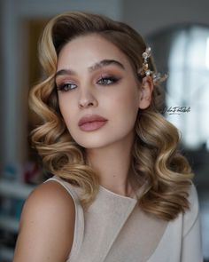 Old Hollywood Wedding Hair: Glam Looks [Guide And FAQs] ★ old hollywood wedding blonde waves to one side juliafratichelli.bridalstylist Hollywood Wedding Hair, Glam Wedding Hair, Hollywood Glam Hair, Sanggul Modern, Old Hollywood Hair, Hollywood Curls, Diy Wedding Hair, Teased Hair, Hollywood Hair