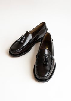 Sebago Classic Will Loafer in Brown Burgundy Tasseled Dress, Gents Shoes, Dress Loafers, Video Ideas, Leather Socks, Loafers Style, Shoe Company, Rubber Heels