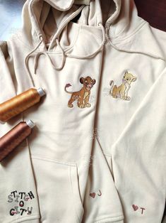 Embroidered Animal Couple Lovely Characters Embroidered - Etsy Norway Couple Hoodies Ideas Design, Cute Couple Hoodies, Embroidery Machine Applique Designs, Animal Couple, Roi Lion, Animal Embroidery Designs, Cute Couple Outfits