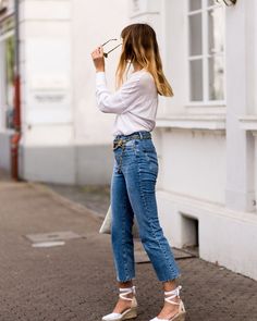 Espradilles Outfit Style, Alpargatas Outfit, Belt Chanel, Bohemian Blouse, Seventies Fashion, Outfit Primavera, Kick Flare Jeans, Spring Capsule Wardrobe