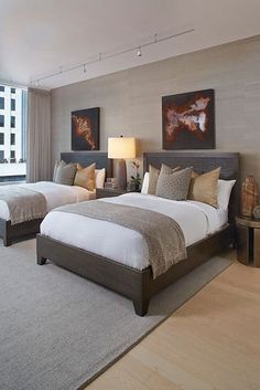 It is actually quite simple. First of all  consider using mirrors so that you can reflect the light inside the room. Twin Beds Guest Room, Guest Bedroom Inspiration, Modern Guest Bedroom, Bedroom Transitional, Guest Bedroom Design, Transitional Bedroom, Guest Bedroom Decor, Hotel Room Design, Guest Room Decor