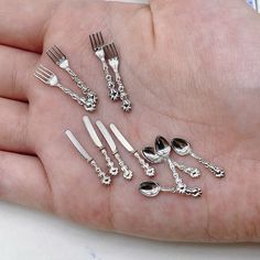 Tiny Objects, Miniature Jewelry, Miniature Set, Doll Furniture Diy, Miniature Things, Kitchen Size, Dollhouse Miniatures Diy