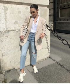 Outfits con blazers beige que te harán ver lujosa y poderosa | Es la Moda Modest Outfits With Blazers, Middle East Outfit Ideas, 70 Degree Weather Outfit Work, France Outfits, Winter Styling, Cream Outfits, Chique Outfit, New Balance Outfit, Blazer Outfits For Women