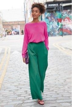 Green Pants Outfit, Walking Down The Street, Green Trousers, Green Pants, 가을 패션, Colourful Outfits, Inspiration Mode, Looks Style