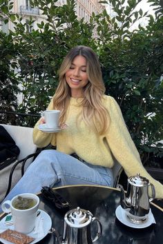 Casual Outfits Blonde Hair, Outfits Knit Sweater, Style For Blondes Outfits, Cool Spring Outfits Casual, Spring Chilly Outfit Casual, Pale Yellow Sweater Outfit, Best Colors For Blondes To Wear Outfit, Colorful Outfit Inspiration, Light Yellow Outfit Ideas