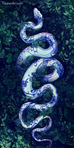 a blue and white snake is in the middle of green leaves, with it's tail