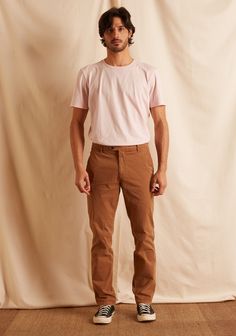 Nuestros pantses chinos combinan comodidad y estilo. Cuentan con un corte clásico, tiro mid y bota recta. Son la opción perfecta para utilizar todos los días tanto formal como informal. Color ocre. 98% algodón 2% elastano. Cuatro bolsillos. Bota recta. Brown Straight Leg Chinos With Welt Pockets, Brown Straight Pants For Workwear, Brown Straight Leg Cotton Chinos, Brown Cotton Straight Leg Chinos, Classic Straight Chinos For Fall, Chino Cotton Twill Chinos For Work, Workwear Chinos With Standard Cut Leg, Workwear Chinos In Chino Cotton Twill, Casual Brown Straight Leg Chinos