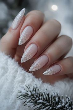 White Christmas Nails, White Glitter Nails, Holiday Nail Designs, Christmas Glitter, Winter Nail Art, Winter Nail Designs, Nail Designs Glitter, Festival Nails, Minimalist Nails