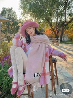 Layering Outfits Winter Cold Weather, Pastel Color Outfit, Best Winter Outfits, Mode Crochet, Blair Waldorf, Midi Skirts, Pink Outfits, Sophisticated Style