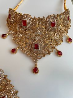 Traditional Gold Choker with detailed work and beautiful stones to upgrade any outfit! Perfect for Bridal wear! It comes as a full set in 2 colors to go for any outfit! Kundan Sets With Intricate Design For Diwali, Bollywood Choli With Intricate Design For Festive Occasions, Festive Kundan Set With Intricate Design, Bollywood Style Festive Sharara With Intricate Design, Elegant Kundan Sets With Intricate Design, Elegant Kundan Hand Set, Bollywood Style Choli With Intricate Design, Festive Bollywood Sharara With Intricate Design, Bollywood Style Sharara With Intricate Design For Festive Season