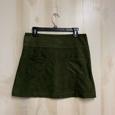 Nwot Luxe Suede High Waisted Skirt. Hunter Green In Color. Two Sweet Little Square Pockets In Front. Zipper On Side For A More Fitted Fit. Waist 15.5 Inches Length 16 Inches Faux Suede Skirt, Two Sweet, Suede Skirt, Hunter Green, Front Zipper, Faux Suede, High Waisted Skirt, Womens Skirt, High Waisted