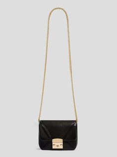 The Vivian handbag in black leather is the perfect accessory for daily outfits. Combining edgy and feminine elements with practical design, it features an adjustable, shiny, heavy golden chain, a butterfly flap with a golden lock and key, and two deep mint pockets inside for your essentials. Its versatility allows it to be worn as a chic evening bag or as a belt pouch by removing the chain and attaching it to a belt. Push it and hang it effortlessly on the waist for a sophisticated look. Easy Re Chic Evening Bags, Push It, Golden Chain, Leather Label, Belt Pouch, Practical Design, Lock And Key, Day Bag, Logo Stamp