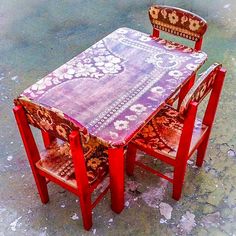 an old table and chairs are sitting on the ground