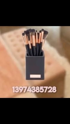 there are many brushes in the holder on the table