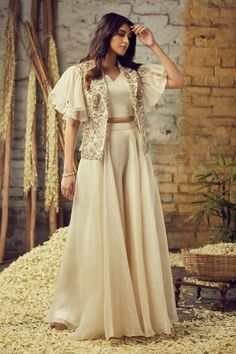 Jacket Sharara, Function Dresses, Trendy Outfits Indian, Lehenga Designs Simple, Traditional Indian Dress, Indian Dresses Traditional, Fancy Dresses Long, Trendy Dress Outfits, Designer Dresses Casual