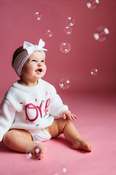 Bubbles make everything more fun www.studiokh.com First Year Birthday Pictures, Easy Diy First Birthday Photoshoot, Diy First Bday Photoshoot, Diy One Year Photo Shoot, Baby Bubble Photoshoot, First Birthday Bath Photoshoot, Girly Baby Photoshoot Ideas, One Birthday Photoshoot Ideas, Photoshoot Ideas For 1 Year Baby